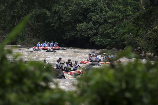 Persaingan sengit atlet rafting dunia arungi derasnya Sungai Citarik