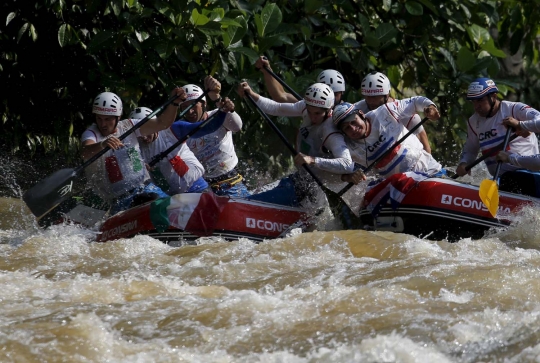 Persaingan sengit atlet rafting dunia arungi derasnya Sungai Citarik