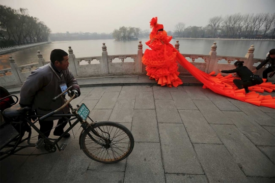 Protes polusi udara, seniman cantik ini tampil unik bak pengantin