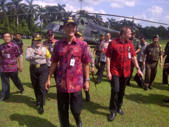 Ganjar pantau persiapan Pilkada di Jateng pakai helikopter