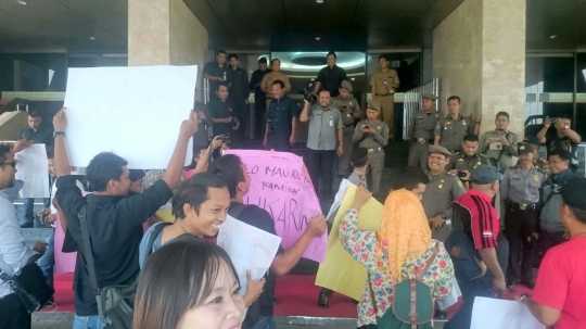 Tak terima dilecehkan, ratusan wartawan geruduk Kantor Gubernur Riau