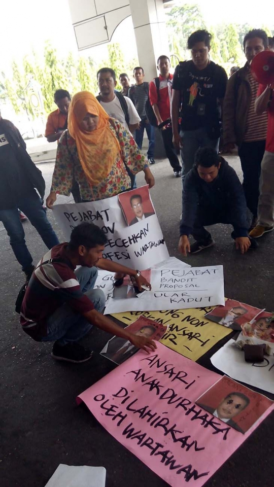 Tak terima dilecehkan, ratusan wartawan geruduk Kantor Gubernur Riau