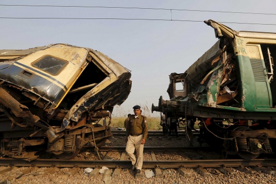 Bertabrakan, dua kereta penumpang di India remuk