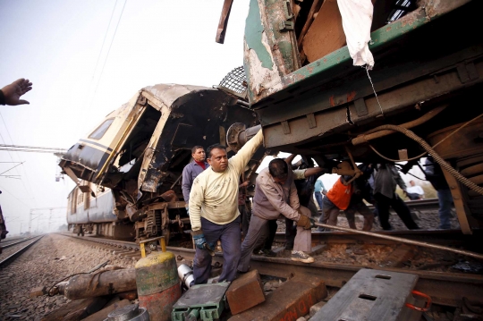 Bertabrakan, dua kereta penumpang di India remuk