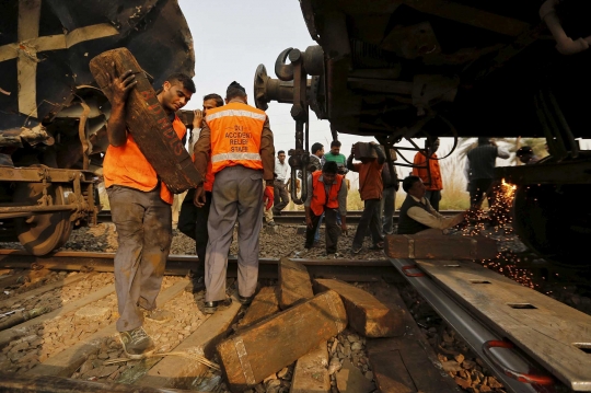 Bertabrakan, dua kereta penumpang di India remuk