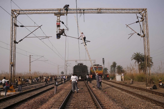 Bertabrakan, dua kereta penumpang di India remuk