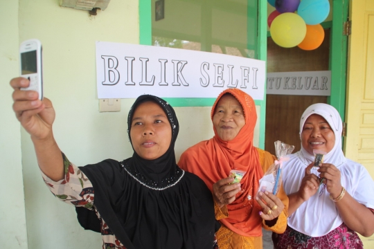 Kisah lucu TPS di Kediri berhadiah ayam kampung dan bilik selfie