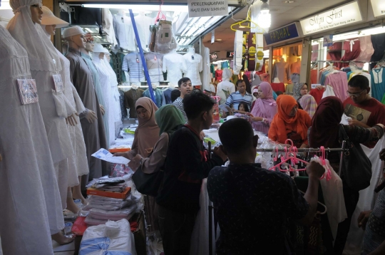 Libur Pilkada, Pasar Tanah Abang banjir pengunjung