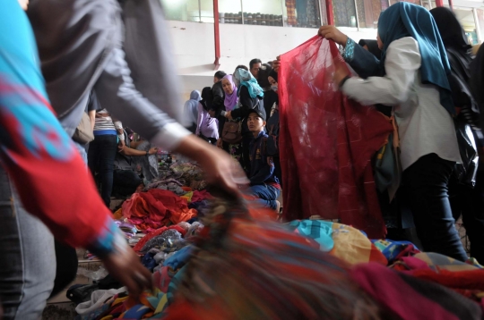 Libur Pilkada, Pasar Tanah Abang banjir pengunjung