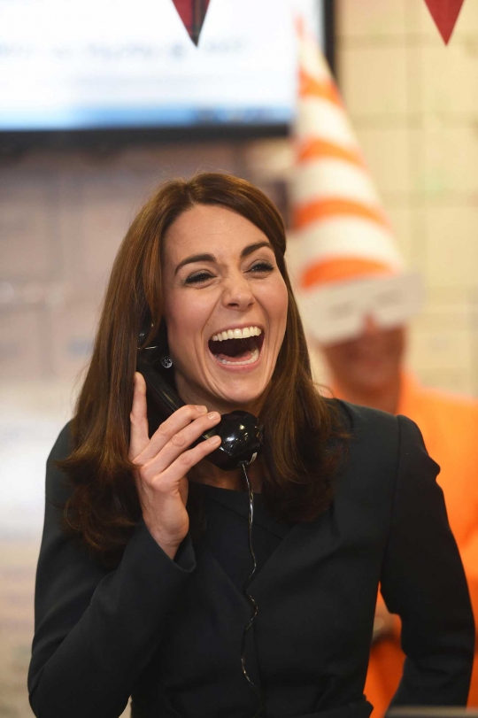 Ekspresi lucu Kate Middleton yang tertawa lepas saat terima telepon