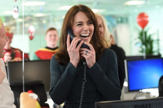 Ekspresi lucu Kate Middleton yang tertawa lepas saat terima telepon