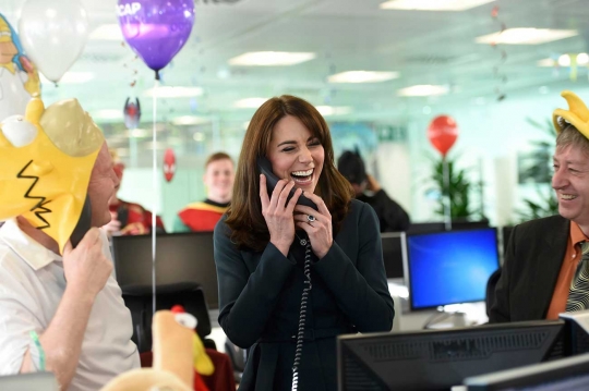 Ekspresi lucu Kate Middleton yang tertawa lepas saat terima telepon