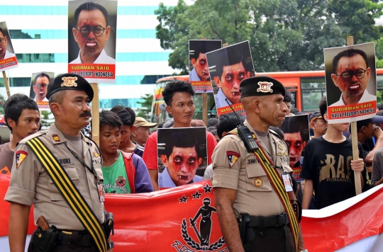 Massa geruduk Mabes Polri tuntut Sudirman Said ditangkap