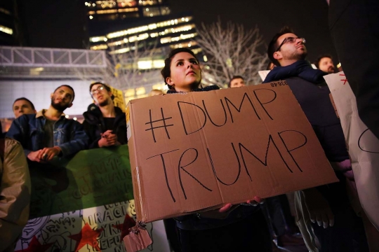 Aksi warga AS protes ucapan rasis Donald Trump terhadap muslim