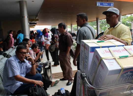 Wajah bingung penumpang saat Bandara Abdulrachman Saleh ditutup