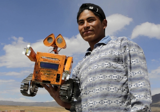 Pemuda Bolivia ini sulap sampah jadi robot animasi Wall-E