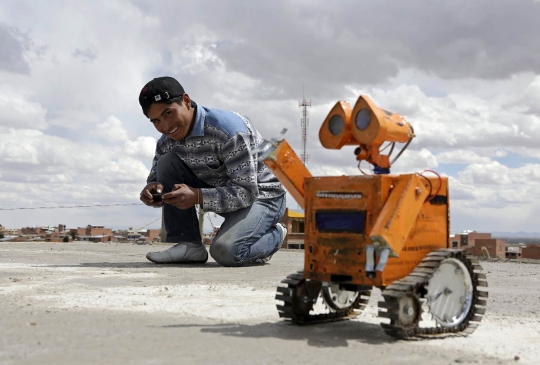 Pemuda Bolivia ini sulap sampah jadi robot animasi Wall-E