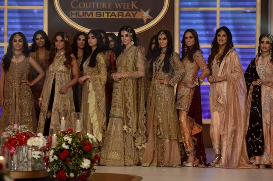 Aksi model cantik Pakistan di Fashion Bridal Couture Week