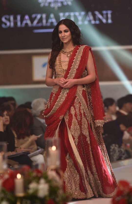 Aksi model cantik Pakistan di Fashion Bridal Couture Week