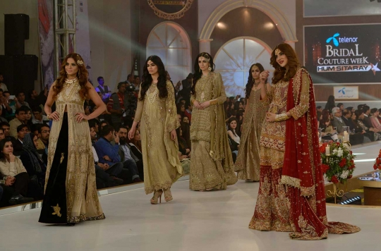 Aksi model cantik Pakistan di Fashion Bridal Couture Week
