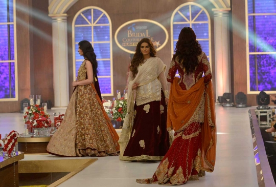 Aksi model cantik Pakistan di Fashion Bridal Couture Week