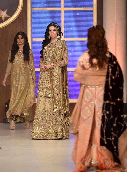 Aksi model cantik Pakistan di Fashion Bridal Couture Week