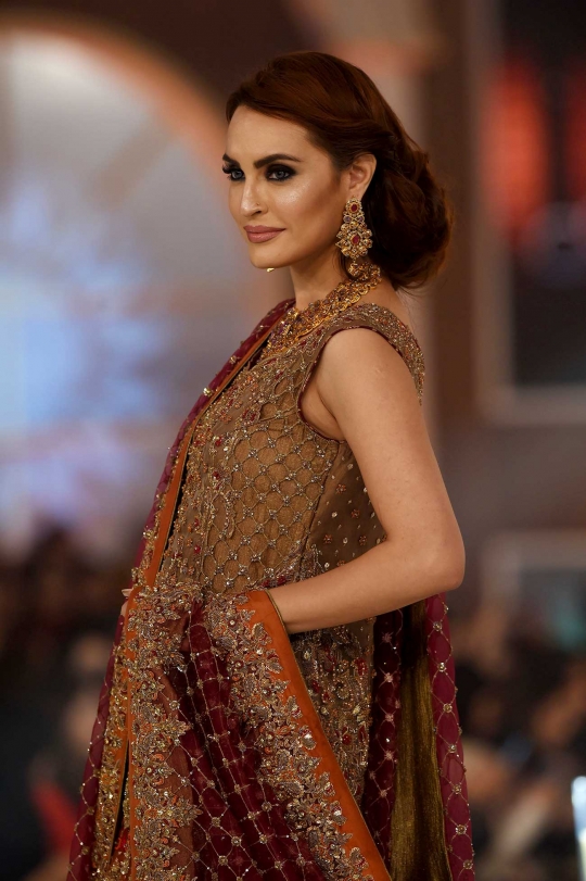 Aksi model cantik Pakistan di Fashion Bridal Couture Week
