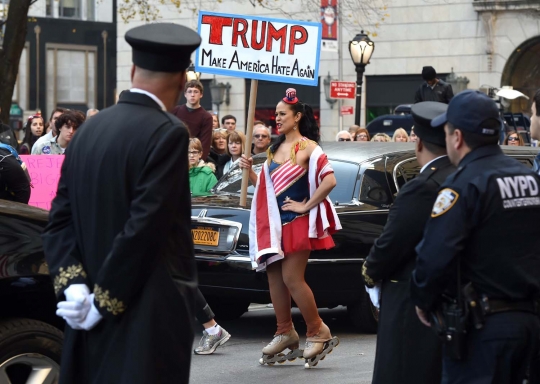 Demo Donald Trump, wanita ini rela berpakaian seksi di depan umum