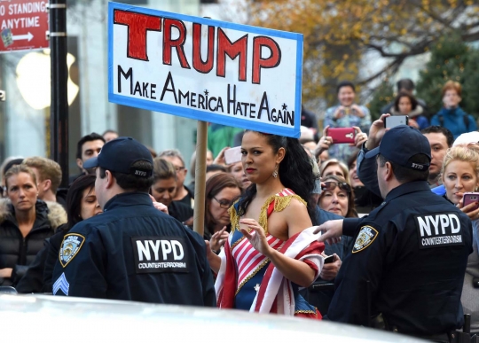 Demo Donald Trump, wanita ini rela berpakaian seksi di depan umum