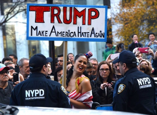 Demo Donald Trump, wanita ini rela berpakaian seksi di depan umum