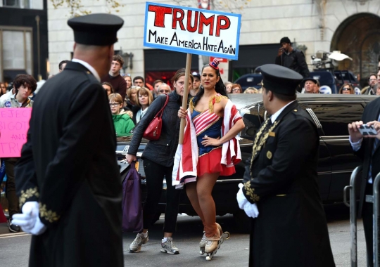 Demo Donald Trump, wanita ini rela berpakaian seksi di depan umum