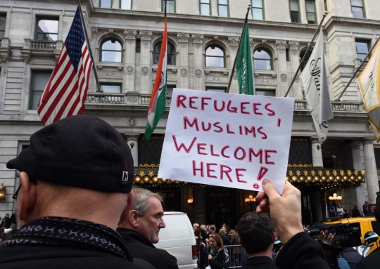 Demo Donald Trump, wanita ini rela berpakaian seksi di depan umum