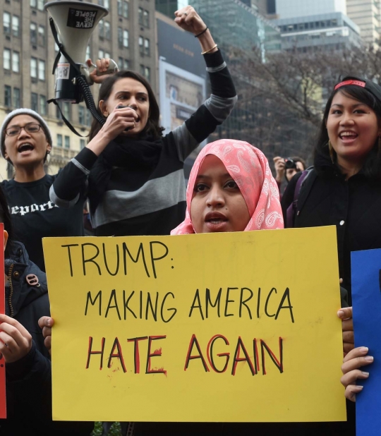 Demo Donald Trump, wanita ini rela berpakaian seksi di depan umum