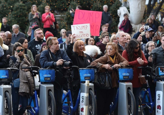 Demo Donald Trump, wanita ini rela berpakaian seksi di depan umum