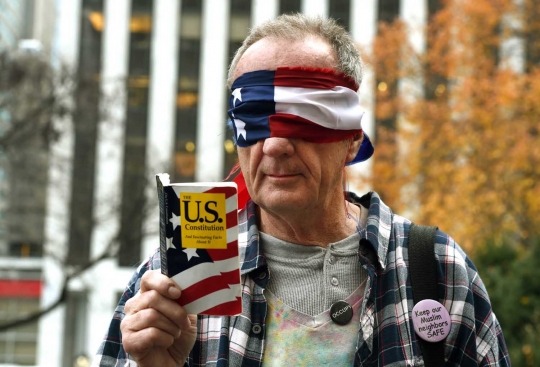 Demo Donald Trump, wanita ini rela berpakaian seksi di depan umum