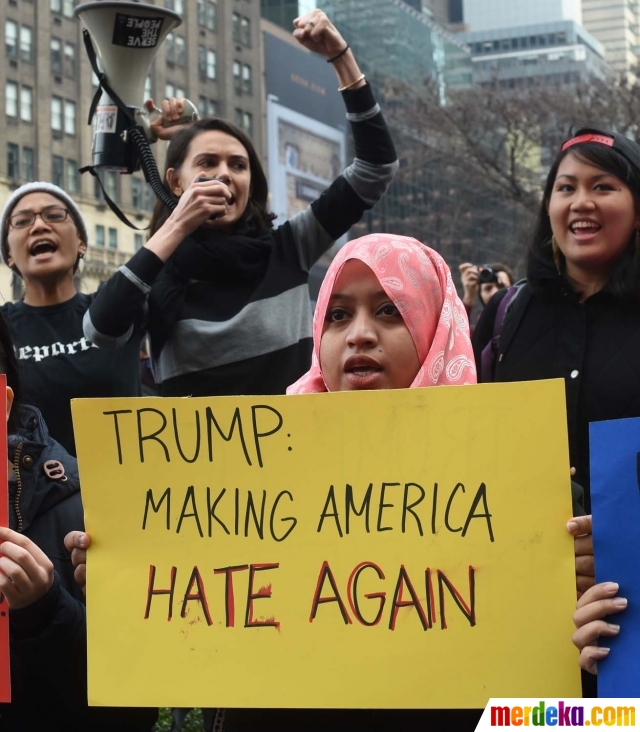 Foto : Demo Donald Trump, wanita ini rela berpakaian seksi Foto : Demo Donald Trump, wanita ini rela berpakaian seksi