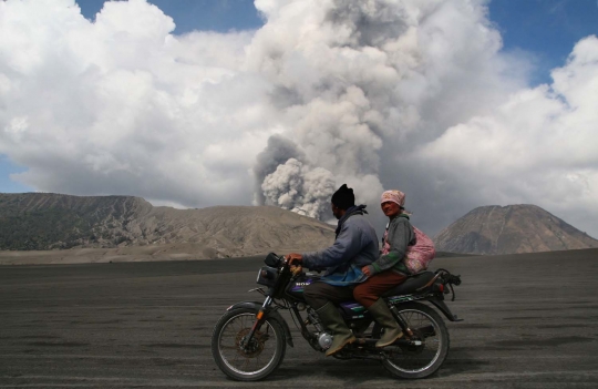 Memantau lebih dekat semburan abu vulkanik Gunung Bromo