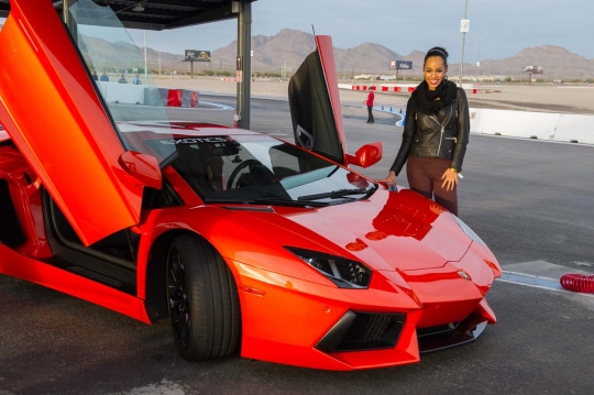Pesona kontestan Miss Universe berpose di Exotics Racing