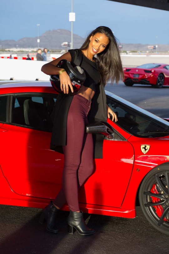 Pesona kontestan Miss Universe berpose di Exotics Racing