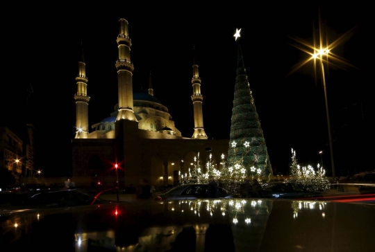 Pohon Natal raksasa berdiri di depan masjid Lebanon