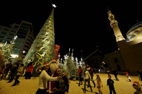 Pohon Natal raksasa berdiri di depan masjid Lebanon