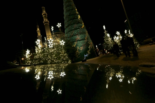 Pohon Natal raksasa berdiri di depan masjid Lebanon