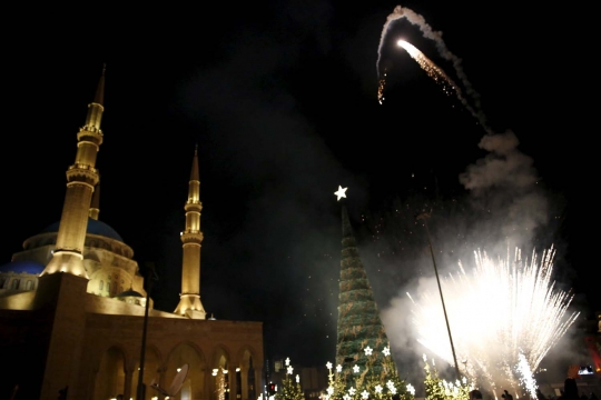 Pohon Natal raksasa berdiri di depan masjid Lebanon