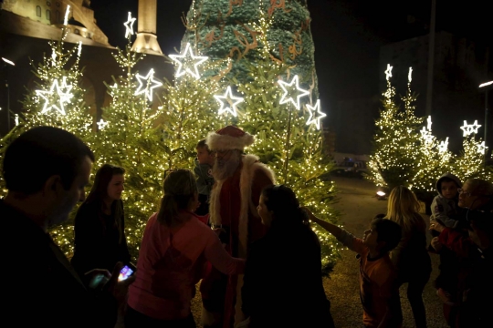 Pohon Natal raksasa berdiri di depan masjid Lebanon