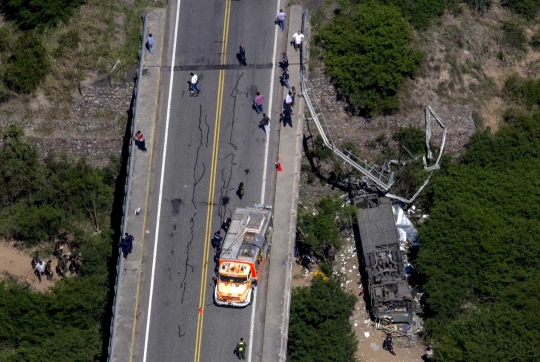 Bus polisi di Argentina jatuh dari jalan layang, 42 orang tewas