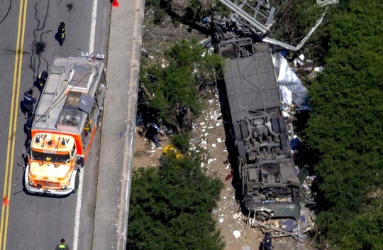 Bus polisi di Argentina jatuh dari jalan layang, 42 orang tewas