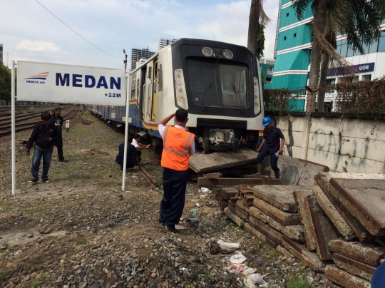 Kebablasan, KA Sri Lilawangsa tabrak beton pembatas di Medan