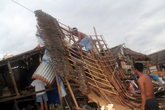 Luluh lantak pesisir Filipina dihantam Topan Melor