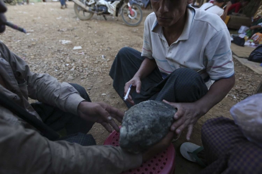 Kisah penambang giok di Myanmar candu heroin biar kuat