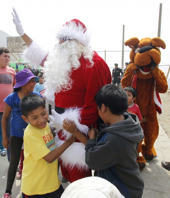 Polisi berseragam Santa Claus hibur anak-anak